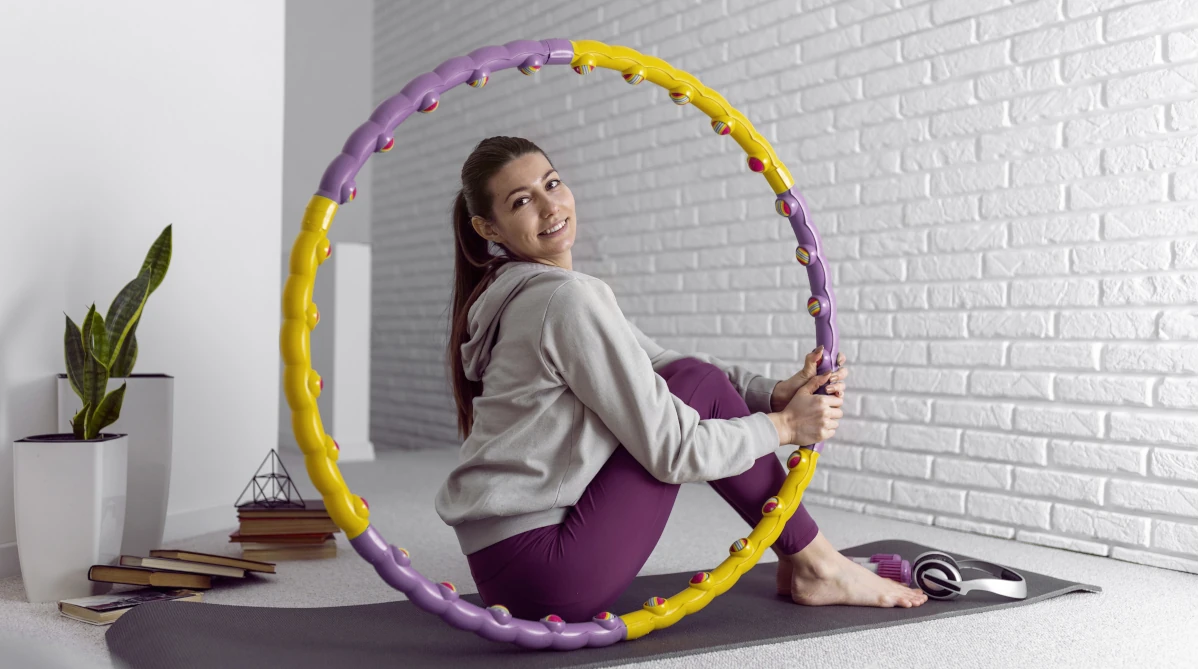 hula hop z wypustkami i obciążeniem - sposób na zwiększoną intensywność treningu