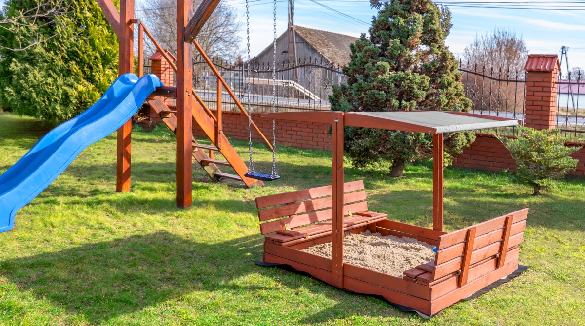 pomysły jak zaaranżować strefę dla dzieci w ogrodzie - piaskownice i zjeżdżalnie